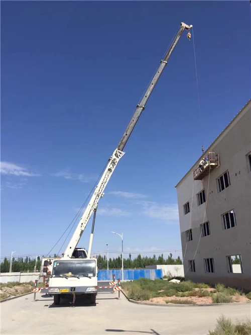 景洪市“轻装强干”—— 吊车的 “轻量化臂架” 技术